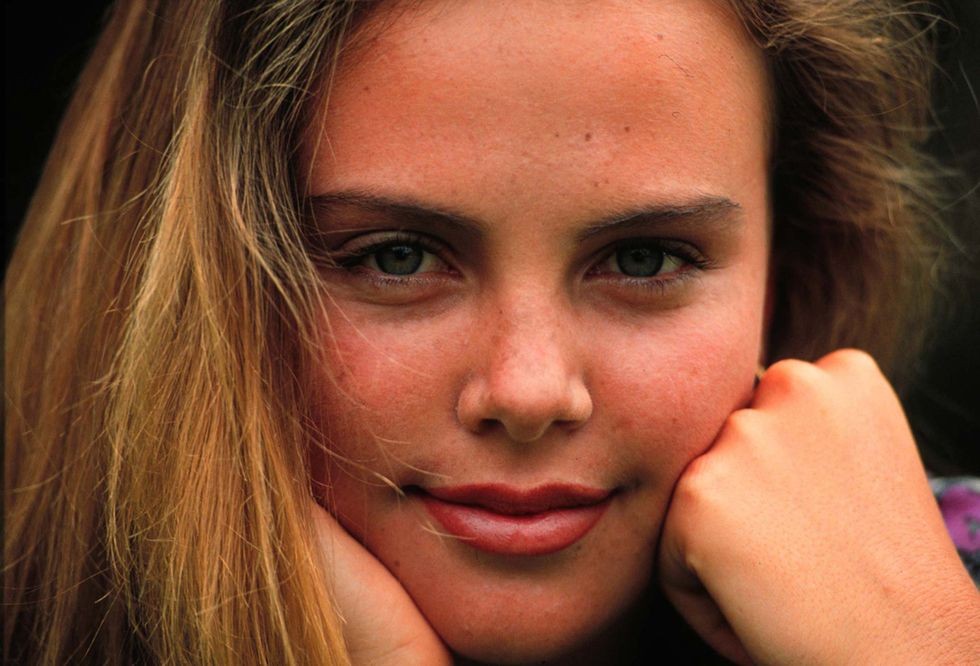 ハリウッド　女優　シャーリーズ・セロン　証明書付き 直筆サイン入り８X10フォト ハリウッド 女優 シャーリーズ・セロン 証明書付き 直筆サイン