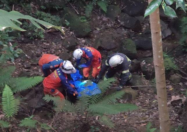 男子駕鐵牛車撞電桿彈飛20公尺深谷 膝蓋以下斷成兩截身亡