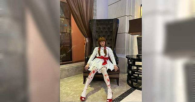 江祖平滿腿血扮安娜貝爾　尾牙蘿莉感無違和