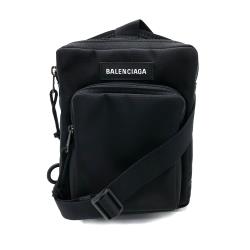 ◎Explorer 系列|◎防潑水尼龍材質|◎收納空間適中品牌:BALENCIAGA品牌定位:國際精品背法:斜背/側背包款:斜背包/側背包顏色:黑色系外層材質:帆布適用性別:中性開口方式:拉鍊式尺寸-