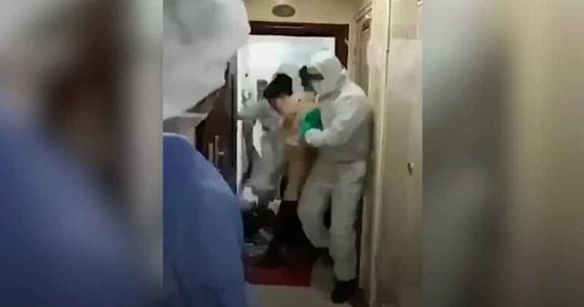 無視居家隔離！遊湖北返家還趴趴走　全家遭「強行抬走」