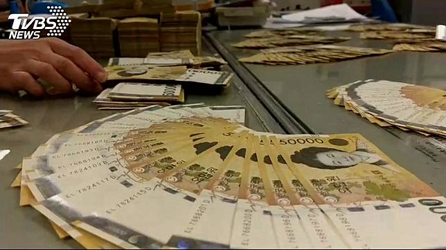 韓國1名男子旅遊時遇到1名杜拜男，杜拜男稱說自己錢包和手機不見了，韓國男好心借給他30萬韓圜。(示意圖／TVBS)