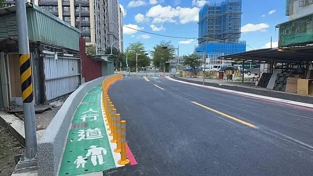 板橋中正路379巷銜接藝文二街道路開通，增設標線型人行道，使行人動線更安全。（圖 ／板橋區公所提供）