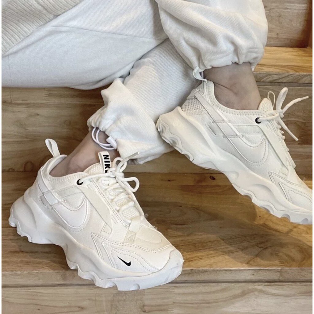 【毒】 NIKE WMN TC7900 珍珠白 DD9682100 運動 女鞋 基本款 厚底 舒適 簡約 穿搭 反光