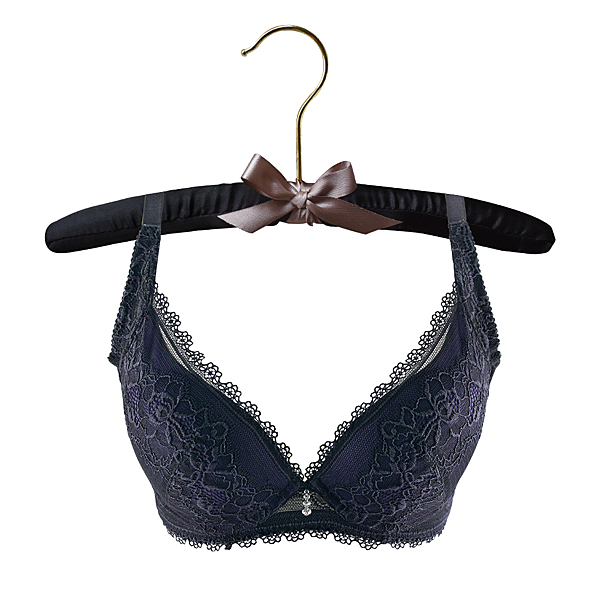 “水漾內衣”，滿足小胸美人的夢想 副乳側包片設計，達到側包不外擴 脅邊加高搭配雙塑片，收攏肉肉