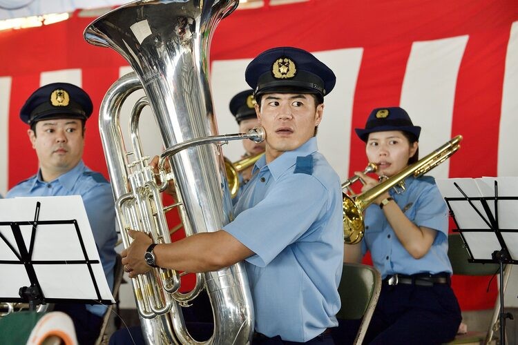 高杉真宙はサックス奏者に、「異動辞令は音楽隊！」警察音楽隊メンバー