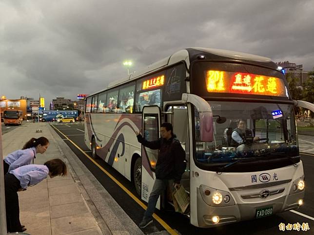 蘇花改通車 客運首發車抵花蓮乘客讚 車穩 海景美 自由電子報 Line Today
