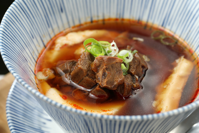 雖然「麻辣牛肉湯豆花」聽起來像甜食，但其實是鹹食。牛腱心Q彈帶有嚼勁，麻辣湯入口清甜，但入喉時又能感受到濃厚的尾韻。（160元）
