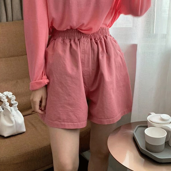 ★商品預購追加需30天(不含六日、國定假日)，請能等待的女孩再行購買。寬鬆又好搭的純色短褲，鬆緊褲頭超級好穿，寬大的褲管讓大腿非常顯瘦。#thegirlwho #thegirlwho那女孩 #那女孩