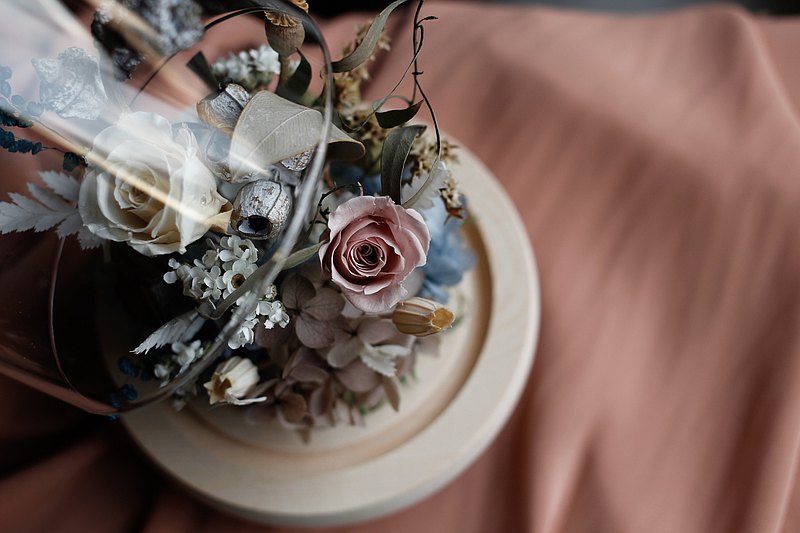 善用花材屬性及利用色彩的搭配，創作獨特風格的玻璃鐘罩花是方巷經典課程，設計一座屬於自己的玻璃鐘罩花，將它靜靜的放置在生活空間，沈澱與療癒整日喧囂，享受與花獨處的片刻寧靜。