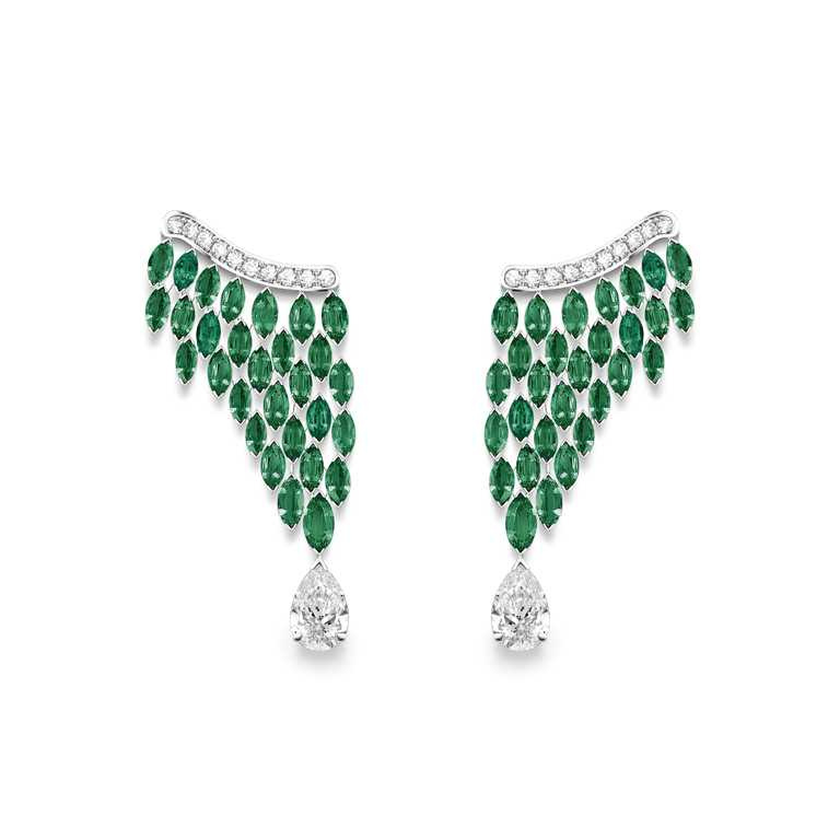 PIAGET「Golden Oasis」頂級珠寶系列╱Native Bloom「蔥鬱綠洲」祖母綠頂級珠寶鑽石耳環╱9,100,000元。（圖╱PIAGET提供）