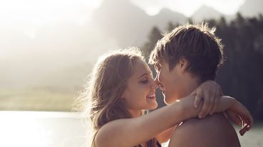 兩性專家：男女調情手段，其實完全不同！女人愛裝可憐、男人會報告行蹤...完整分析雙方調情的心機把戲