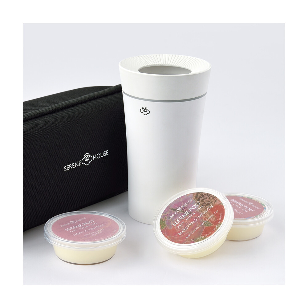 輕巧好攜帶的香氛膠囊機，採USB接頭設計，可連接筆電或行動電源，搭配香氛膠囊蠟，隨時隨地做好空間防疫，呵護每一縷呼吸。 開車、出行、辦公室皆可隨行使用，讓安心一路香隨。 • 搭配SERENE POD香