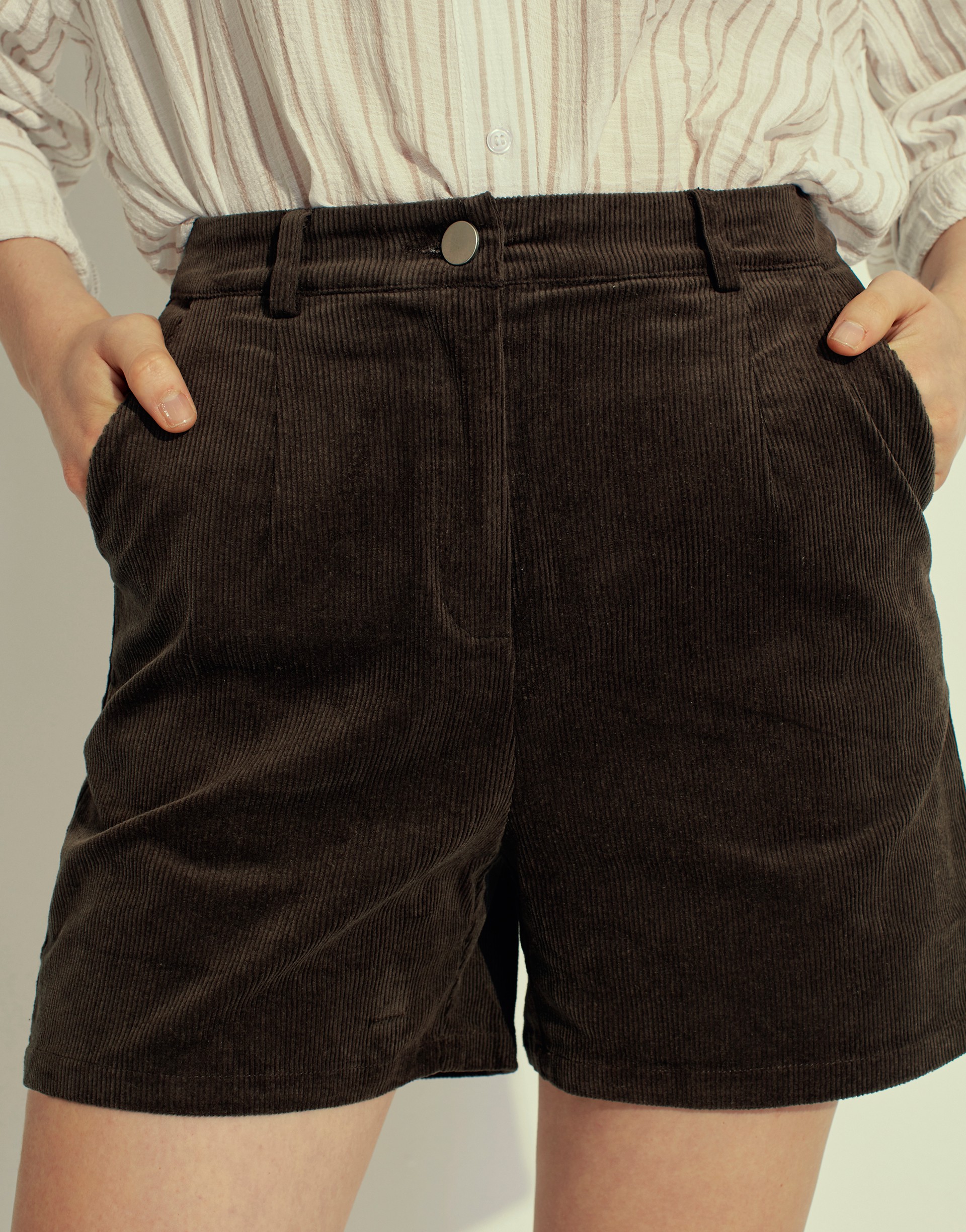 彈性：適中 <br />燈心絨質料、側邊及後面有口袋、五分直筒版型