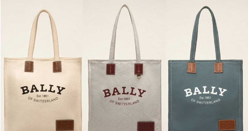 BALLY Crystalia白色Logo皮標帆布托特包／12,000元、BALLY Crystalia米白Monogram帆布托特包／14,600元、BALLY Crystalia淺藍色Logo皮標帆布托特包／12,000元　（圖／品牌提供）