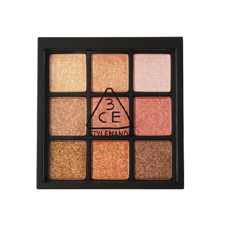 3CE MULTI EYE COLOR PALETTE9種同色系眼影組合 互相搭配 讓眼妝更有層次 更深邃高服貼控油眼影 有效控制油脂分泌 完美服貼肌膚乾淨清透顯色度高 減少粉末特有的乾澀感多層次疊擦 可畫出乾淨眼妝繽紛搶眼閃耀珠光 比一般眼影更具亮眼色度9宮格都是散粉 , 不僅是珠光、更是閃耀亮片色系，就是要你夜晚派對都能是最耀眼焦點！雖說是亮片色系，但色選上還是很好駕馭，集中了橘、酒紅以及金色調於一盤，可以變化出不一樣的閃耀感受！想來秋冬就是需要多一點亮度才能聚焦，這盤可是完美發揮迷人的功效～色號 #OVERTAKE乾燥玫瑰 #SMOOTHER霧面裸棕 #PLOT TWIST花生棕色 #BEACH MUSE 煙燻柔粉色 #DRY BOUQUET乾燥玫瑰(全霧面) #DEAR NUDE 霧面裸色(全霧面) #ALL NIGHTER (全珠光)品牌：3CE容量：3.8g