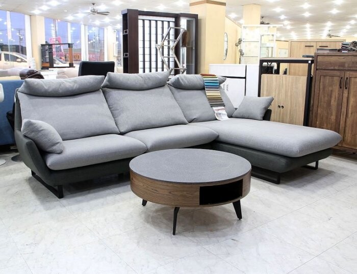 板材 : 全包式mdf材質 塗裝 : 胡桃實木皮身,噴漆質感細緻 五金 : 桌面10mm強化玻璃,最新工法噴岩燒石紋路,觸感有如真的岩燒石面, 二側小置物空間內貼黑色烤漆玻璃,鍛鐵腳座 規格85*85