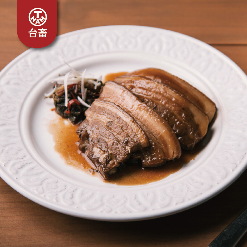 台灣客家料理的經典美食之一，精選皮薄肉嫩之五花肉，遵循客家傳統製成。以慢火燉煮，製程需要較長時間，才能達到香醇肉嫩的完美口感，梅干菜的甘脆與五花肉的油香融為一體，是道地的家鄉風味，讓人垂涎三尺的魅力佳