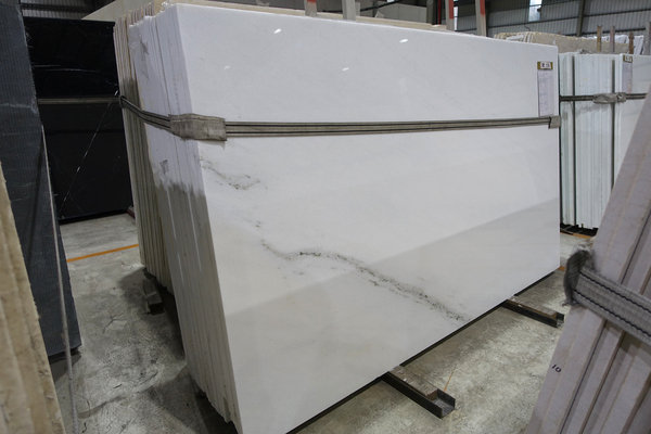 銀狐大理石-八里聯利石材，大理石材推薦，翡翠、瑞士白大理石，白色系大理石，電視牆、玄關、浴室、檯面適用大理石，有礦山自產自銷的大理石材廠推薦