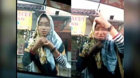 Cewek benerin kerudung di kaca mobil (Facebook)