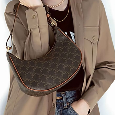 CELINE 經典TRIOMPHE系列帆布AVA肩背半月包-深咖/黃褐色