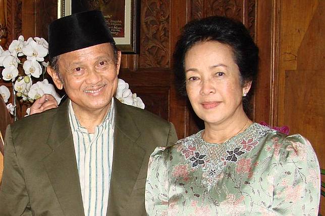 20 Quotes Romantis Bj Habibie Tentang Cinta Sejati Dan Kesetiaan