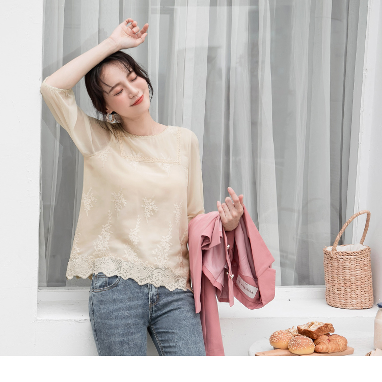 蕾絲領邊鏤空雕花微透膚上衣