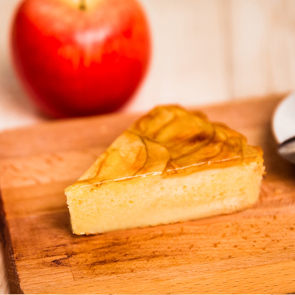 新鮮蘋果切片，外層灑上特製肉桂粉，增添獨特香氣 堅果香氣搭配酥脆法式派皮，酸甜蘋果香在口中融為絕佳的平衡口感，令人回味無窮！