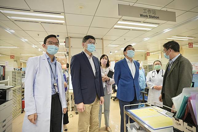 醫管局主席范鴻齡與行政總裁高拔陞探訪醫院。(醫管局fb)
