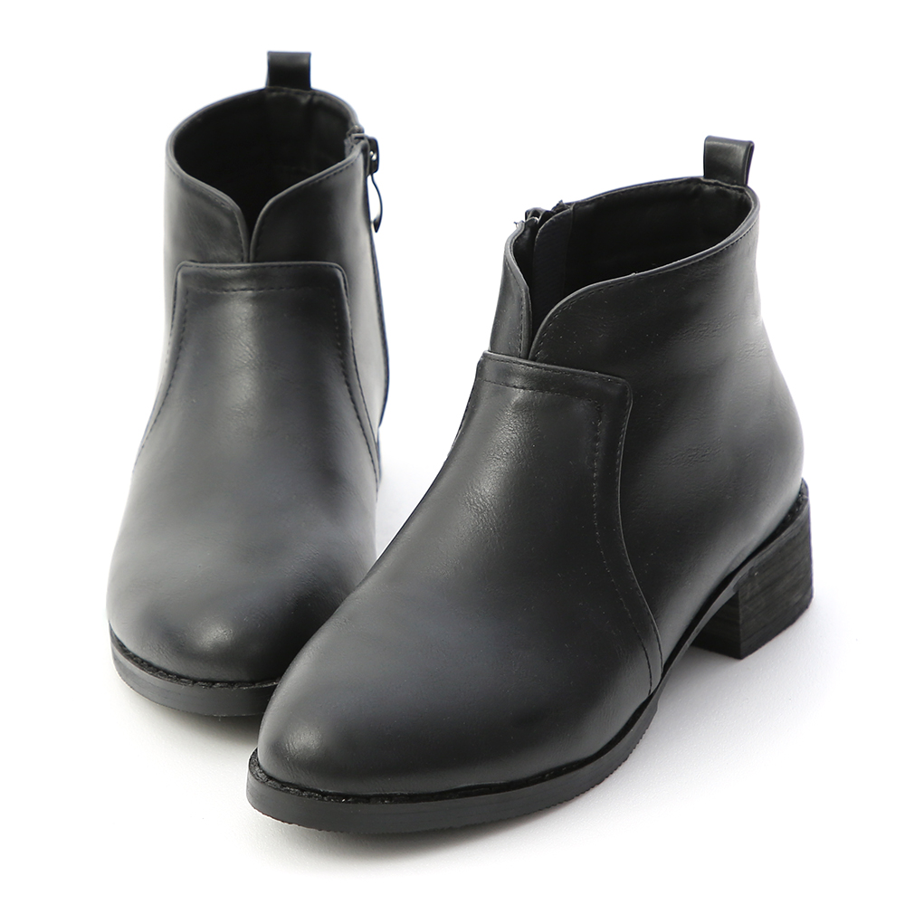 簡約又附有小巧思設計的注目靴款登場 小V口的設計巧妙修飾腿型 貼心的側拉鍊設計穿脫省時又方便 3.5cm跟高巧妙修飾身材比例線條 選用橡膠鞋底，具有超優的防滑效果 輕鬆搭配就能塑造簡約俐落的率性風格