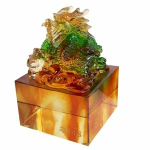 ◆精緻脫臘琉璃，細緻高尚，溫潤通透◆材質：彩色水晶琉璃含鉛量24﹪以上◆壯志九霄,光耀中庭,風雲際會,超越縱橫,氣冠天下,宏圖威震◆龍：龍是中國傳說中的一種善變化、能興雲雨、利萬物的神異動物，為四靈（