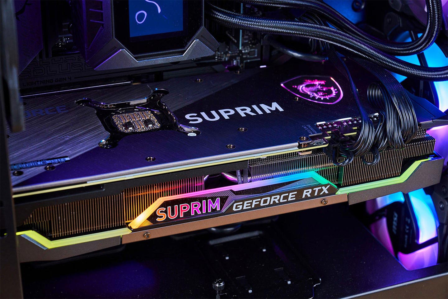 開機時，側邊的 RGB 燈帶相當顯眼，炫目程度可說是恰到好處！