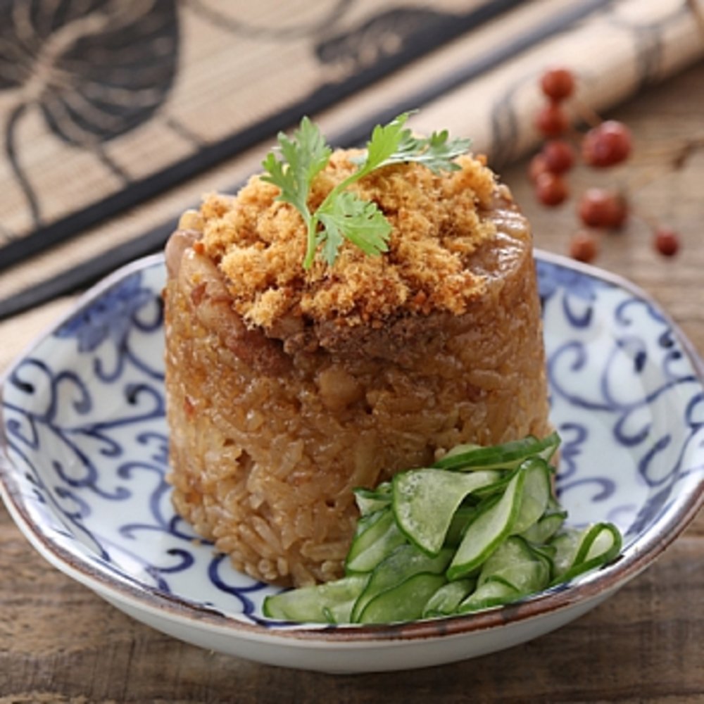 *栽種於花東縱谷無農藥、無化肥的高品質糯米*米粒飽滿口感軟而Q彈*採用正黑豬肉搭上百年老店缸釀醬油的古早味*灑上旗魚鬆及自製醃小黃瓜，是懷舊的台灣道地小吃。