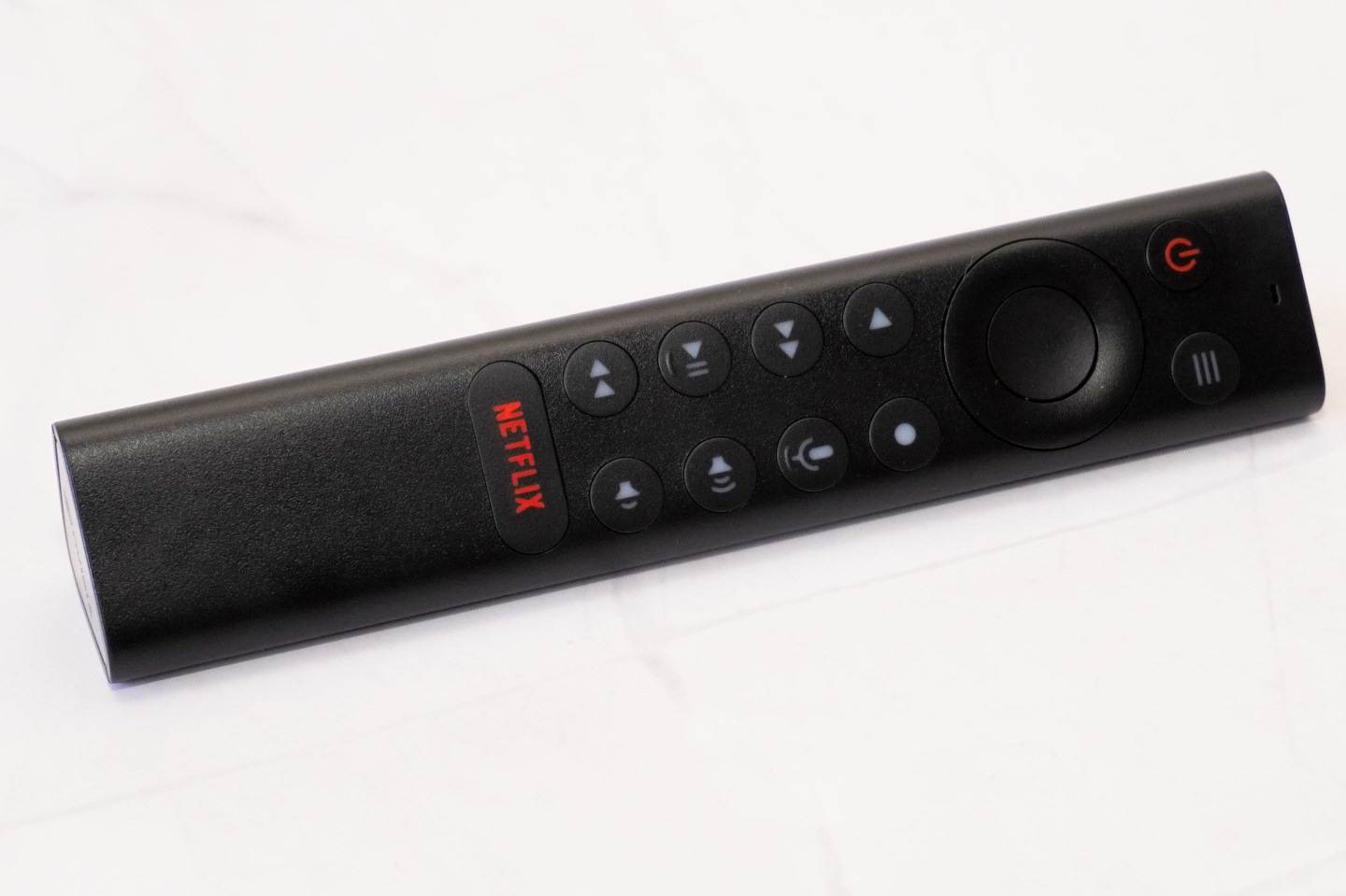 Shield TV Pro的遙控器具有十字鍵與其他共12個按鍵，並內建麥克風可進行語音控制。