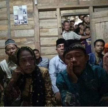 Ini 8 Foto Pernikahan Remaja 16 Tahun & Nenek 71 Tahun yang Jadi Viral