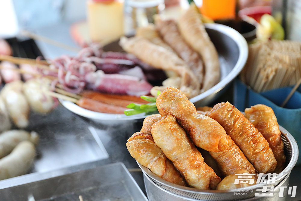 余吉興和媽媽蔡幸玲兩人打理蚵仔寮大酒家，讓蚵仔寮特有的地標屹立不搖(攝影/Carter)