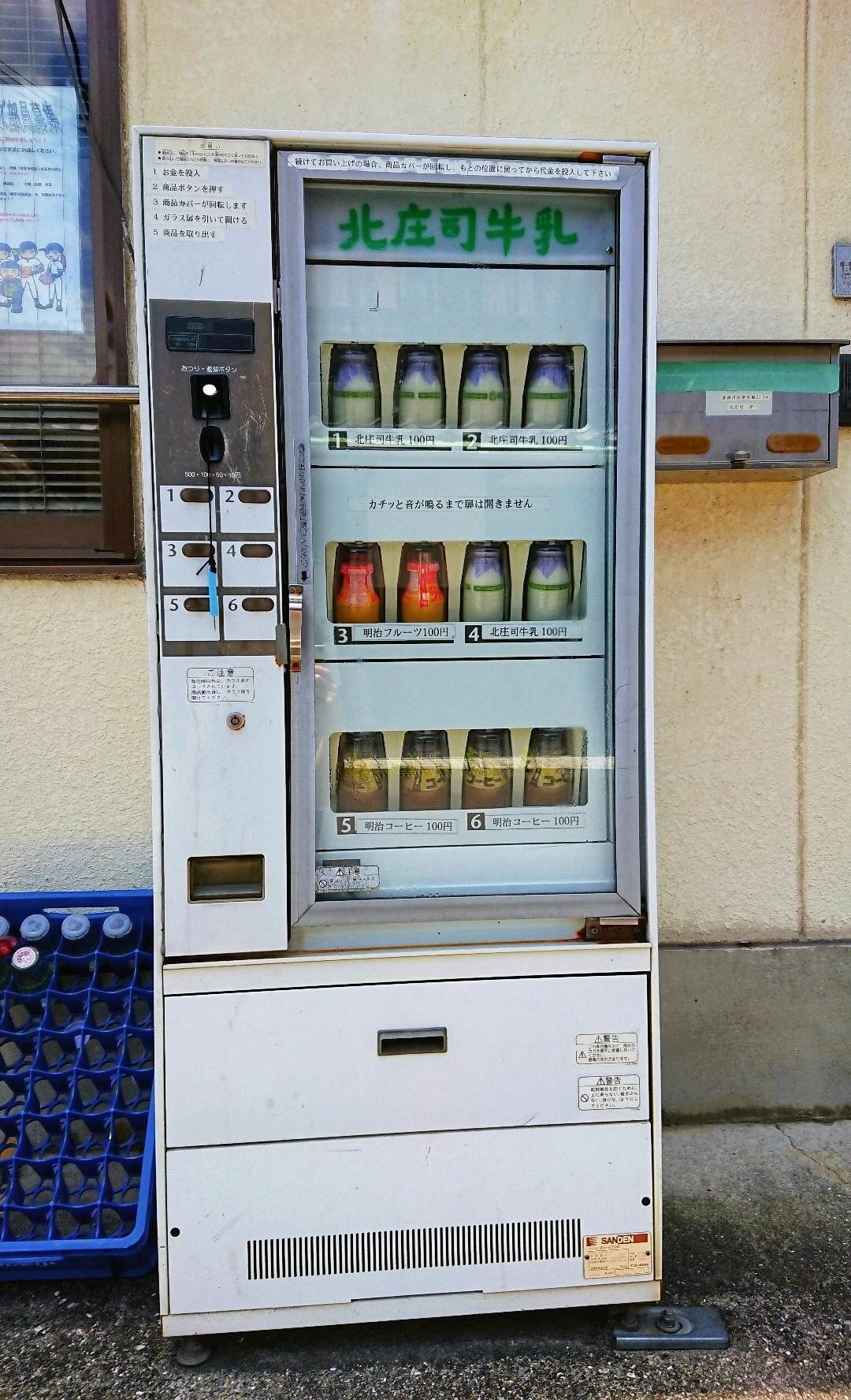 関西の 珍自販機 がヤバすぎる 仏像や金魚 寿司に懐かしのあの味も