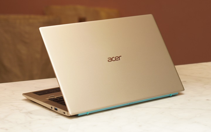 Acer Swift 3X 採用金屬材質打造，狩獵金（Safari Gold）色的機身帶有霧面感，可以降低指紋沾染，且觸感相當好，而acer標誌則採拋光金色。