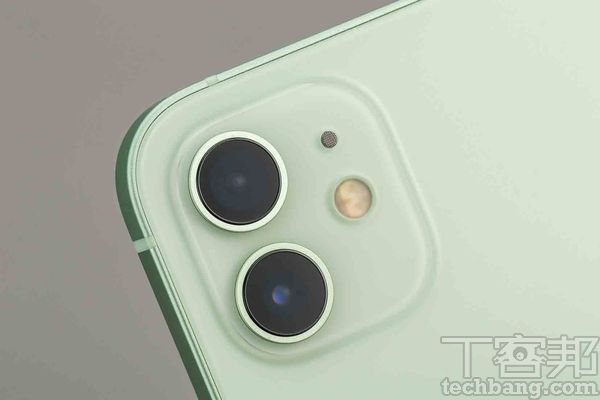 雙鏡頭相機為等效13mm超廣角、26mm標準廣角，超廣角鏡頭可捕捉120度視角，廣角鏡則升級為7枚鏡片，捕捉到的光線增加27%。