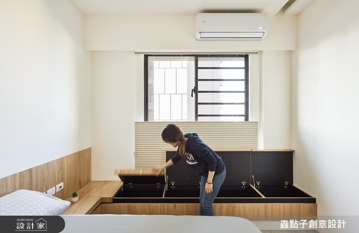 隱藏於臥榻下方的收納機能，因深度足夠，能放置體積較大的厚重棉被，且拿出時方便順手。>>看完整圖庫
