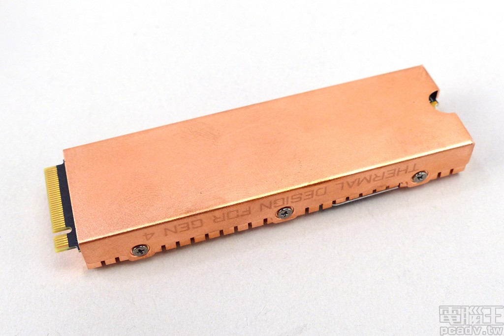 ▲ SSD 散熱片背部也是採用金屬銅材質。