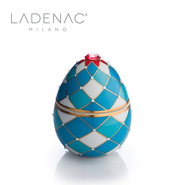 ★台灣總代理公司貨★帶有藍色和白色法貝熱蛋型設計的香氛蠟燭（螺旋形）。由陶瓷製成並以18k黃金和水鑽手繪。一個珍寶將為您提供精美的香水，並以俄羅斯木本為名。這款由法貝熱風格製成的蠟燭採用藍色和白色的雞