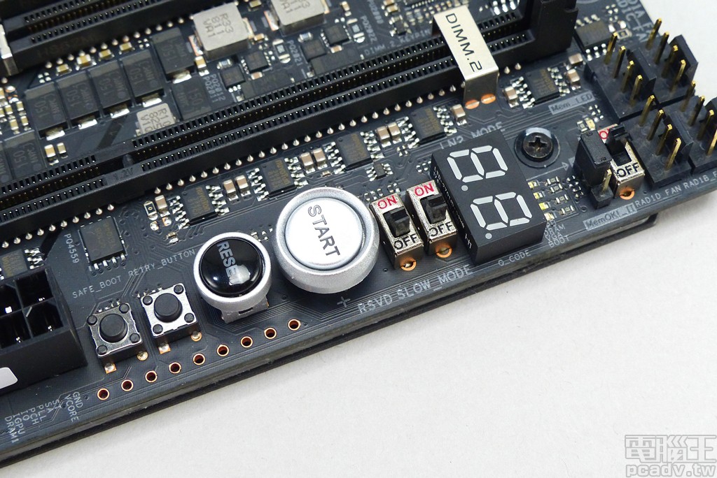 多種幫助極限超頻的功能區塊集中於 ATX 24pin 上方