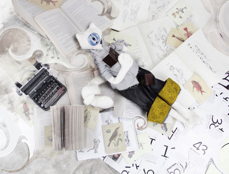 白色喬一貓聞鐺，帶有可拆卸一隻「大眼」眼睛面具，完整著裝。原創設計，手工製作，內加龍骨可以造型，喬一貓品牌核心產品。可做玩偶，也可以當裝飾物。