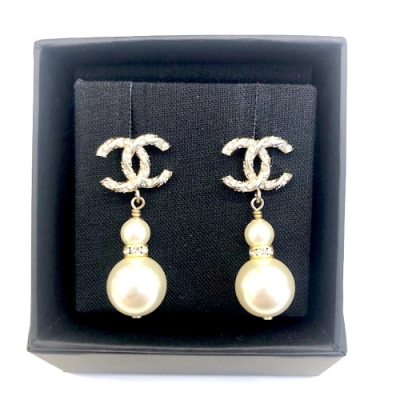 CHANEL 經典CC LOGO垂吊麻花繩水鑽大小珍珠吊飾穿式耳環(香檳金)