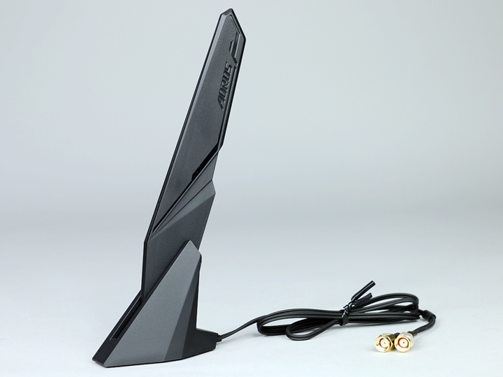 B550I AORUS PRO AX主機板附送的外接式天線，天線本身可以調節收發角度來獲得良好的無線網路訊號。