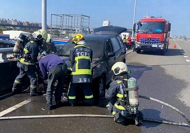 台七十四線快速道路台中市南屯段18日發生火燒車，警消獲報到場撲滅火勢。（記者陳金龍翻攝）