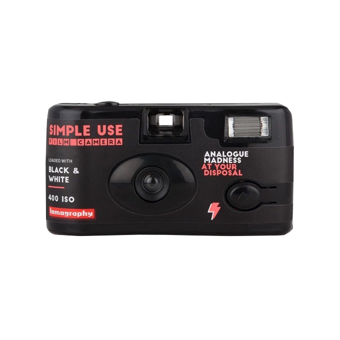 Lomography 的 Simple Use 即開即用底片相機已預先上好底片，讓你一打開包裝便可拍攝。已預載充滿特色的底片： LomoChrome Purple ISO 100-400 紫色負片把你