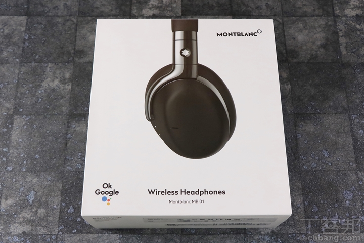 外盒正面印著大大的 MB01 耳機外觀，左下角也標示著具備 OK Google 語音助理的圖示。