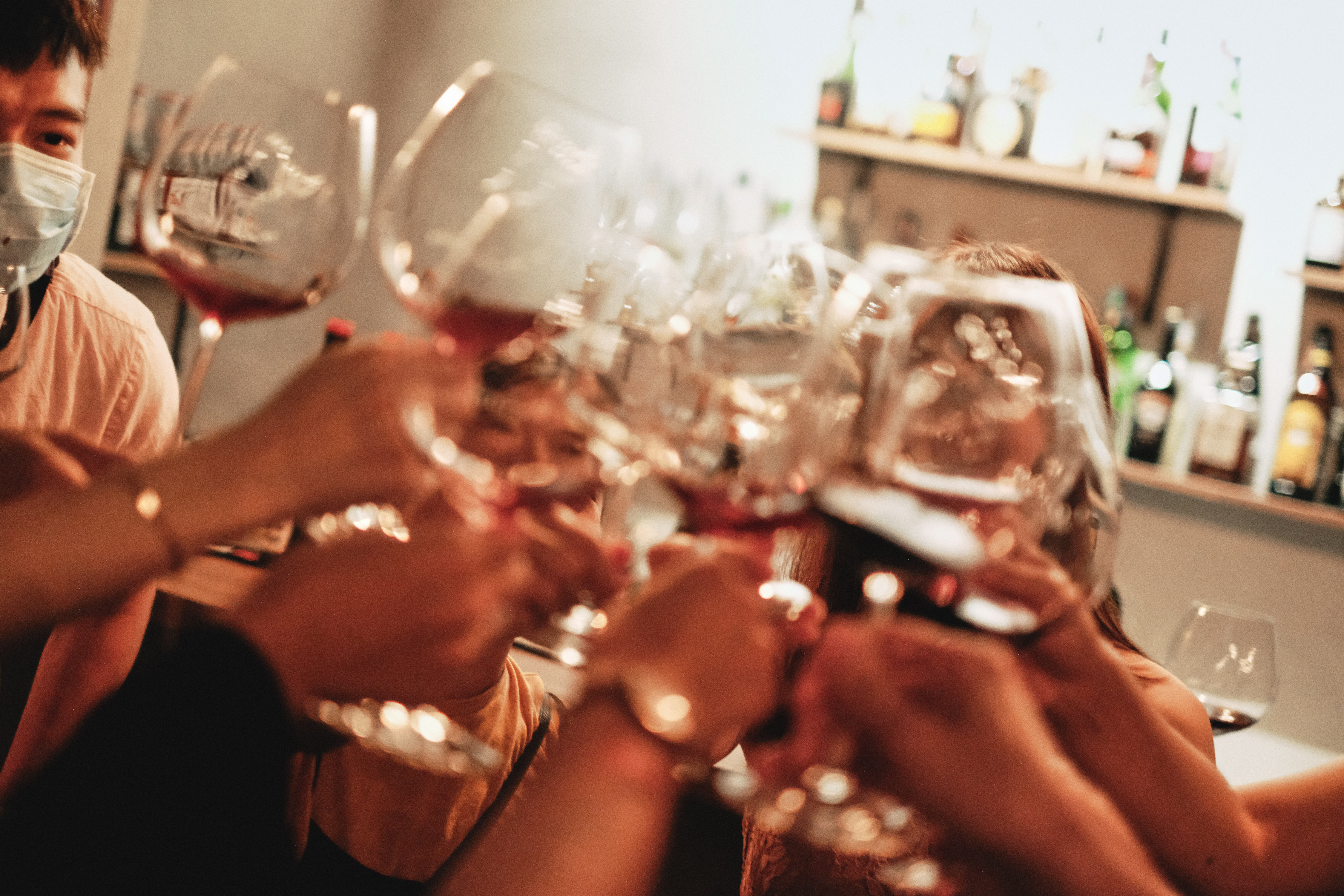 票價內容含DJ Live Show一場，及活動特製調酒一杯(酒款三選) ，盡情體驗微醺的週五夜(圖片提供/双融域AMBI SPACE ONE)